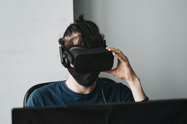 Quelles sont les meilleures pratiques pour concevoir des énigmes interactives dans un jeu VR?